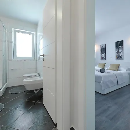 Suva Punta, No 1 Vir